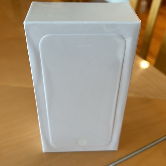 NWT NEW iPhone 6 Space Gray 128gb still in wrapping. - Picture 4 of 5